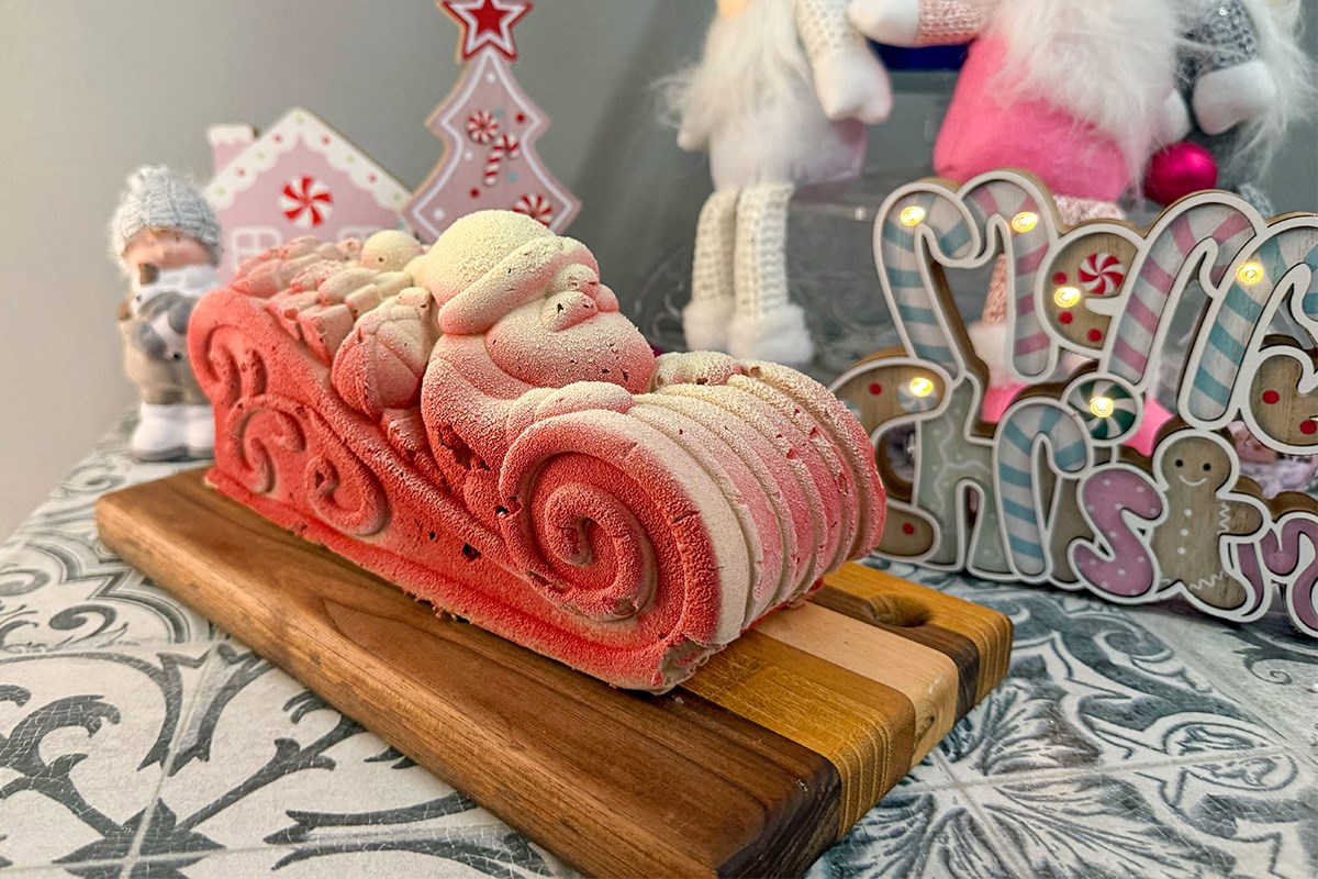 Božićna bajka u obliku torte. Donosimo detaljan recept za Djeda Mraza na saonicama