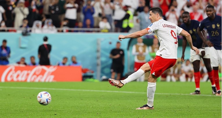 Lewandowskom golman uhvatio loptu nakon penala. Sudac mu dao da ga ponovi