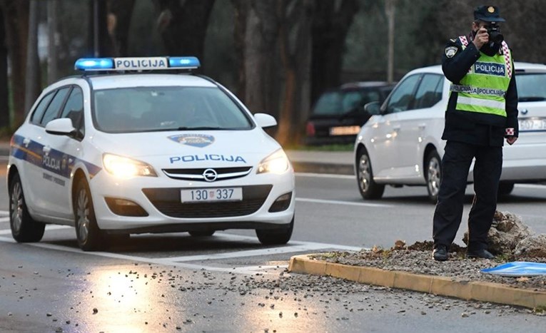 Namjerno sletio autom u kojem mu je bio sin pa istukao ženu. Pogledajte kaznu