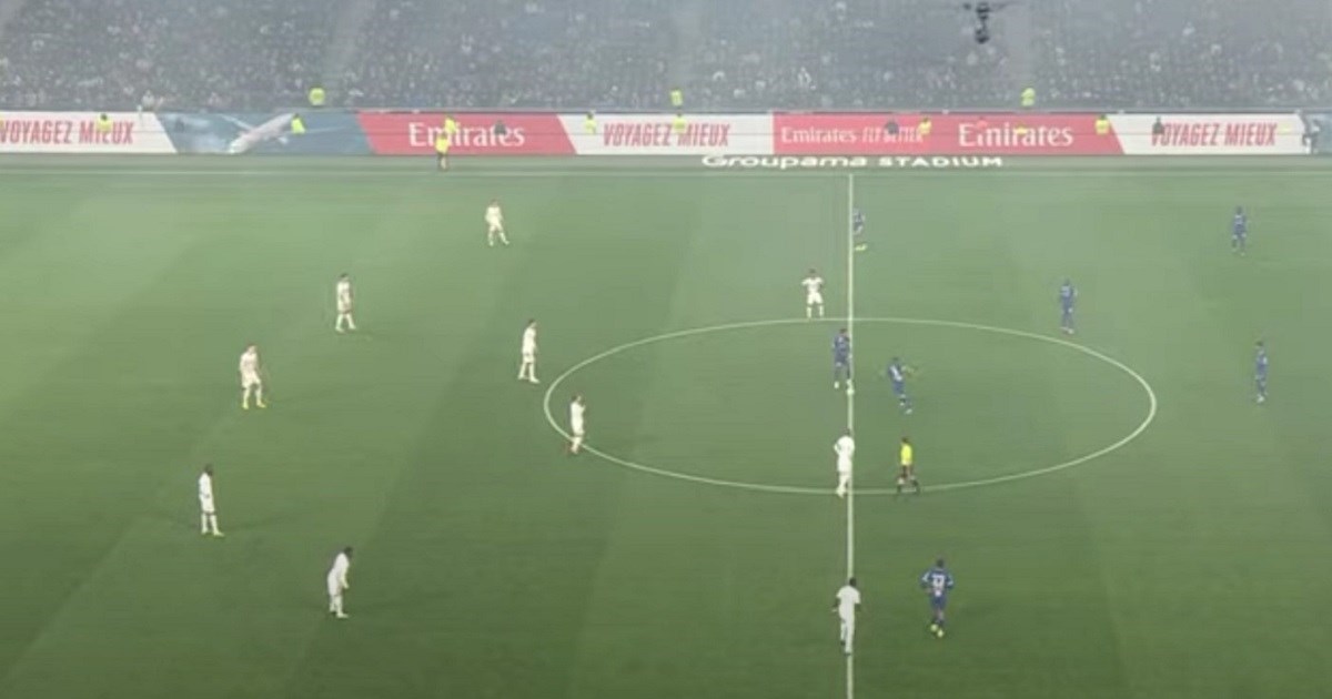 Sudac je označio početak utakmice. Dvije sekunde kasnije zatresla se greda