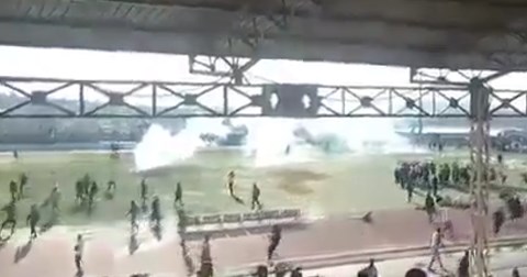 VIDEO Golman u Africi zabio penal. Uslijedio je kaos, policija tjerala suzavcem