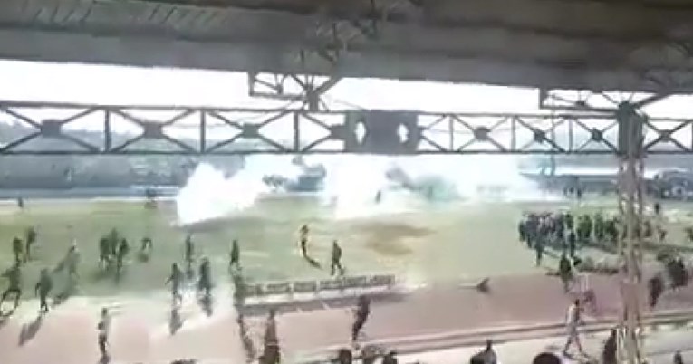 VIDEO Golman u Africi zabio penal. Uslijedio je kaos, policija tjerala suzavcem