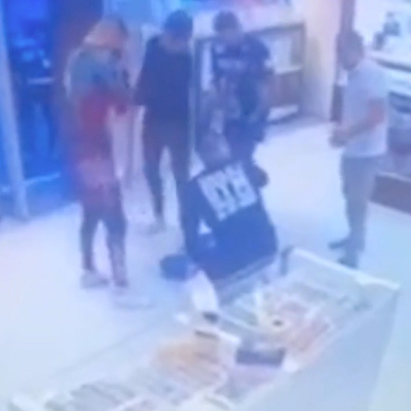 VIDEO Čovjek ušao u teretanu u Beogradu i poprskao MMA borce suzavcem. Pretukli su ga