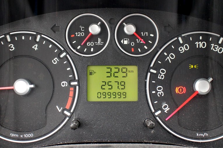 Kupio rabljeni auto pa otkrio da je kilometraža smanjena za 180.000 km