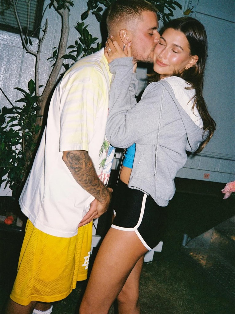 Justin Bieber objavio fotografije iza kulisa Coachelle, ljubio je i grlio Hailey
