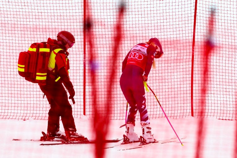 Pogledajte težak pad Lindsey Vonn. Završila je u zaštitnoj ogradi, utrka otkazana