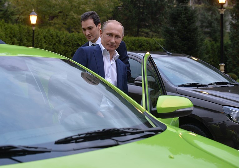 Putin: Neugodno je govoriti o tome, ali vozio sam taksi kako bih spojio kraj s krajem