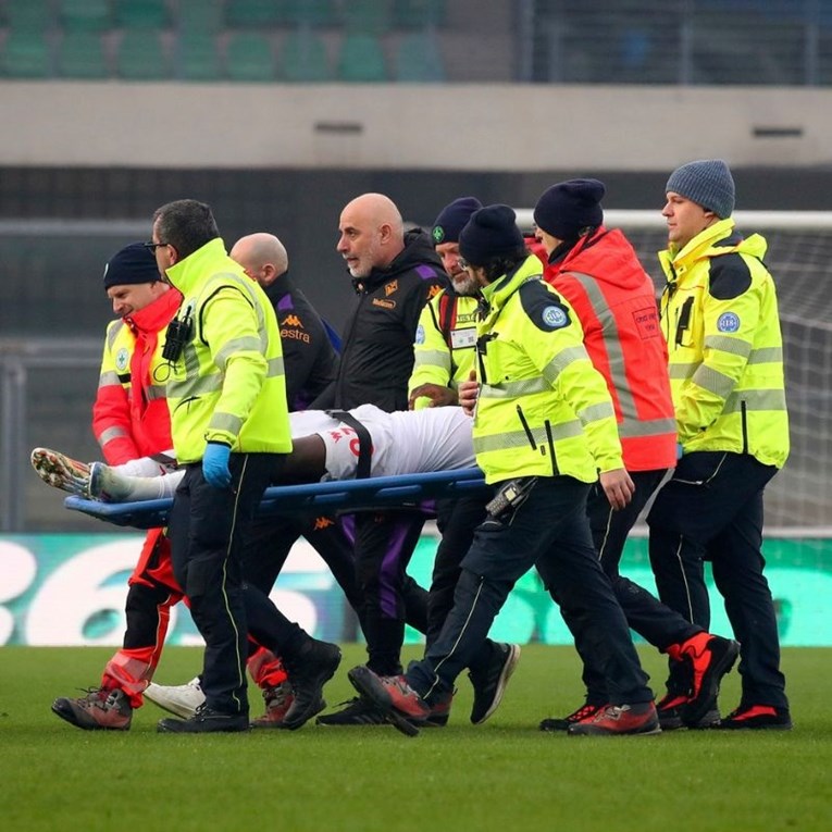 Kean je nakon udarca u glavu sa stadiona prebačen u bolnicu. Oporavio se