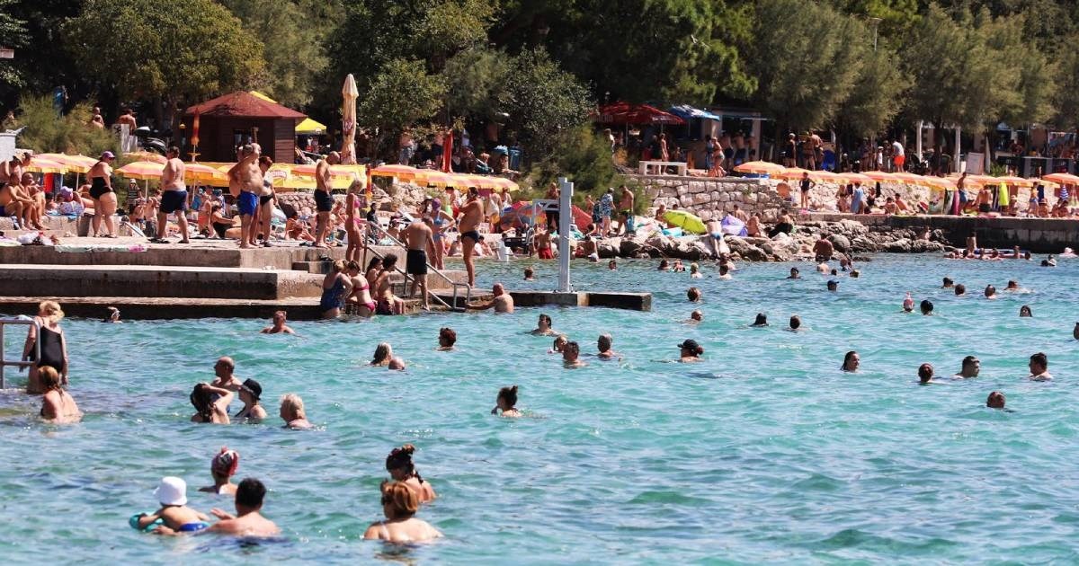 FOTO Gužve u Novom Vinodolskom: Skače se u more, vesla i traži hlad