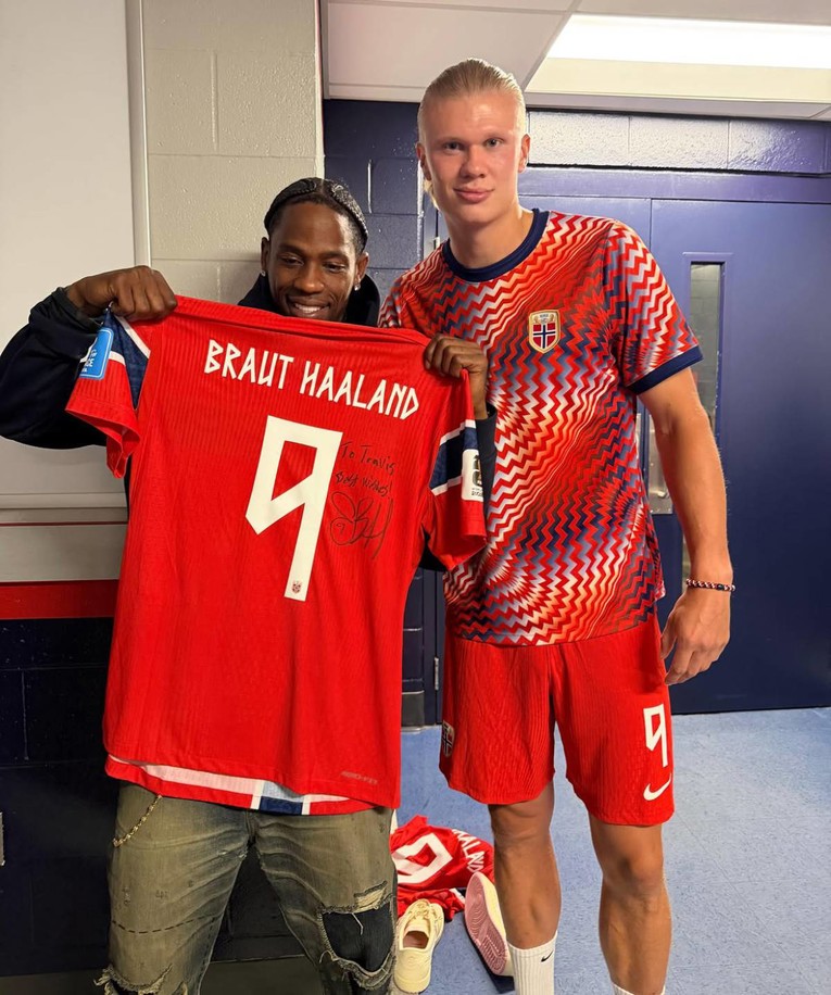 Erling Haaland podijelio fotografiju s Travisom Scottom, poklonio mu je dres