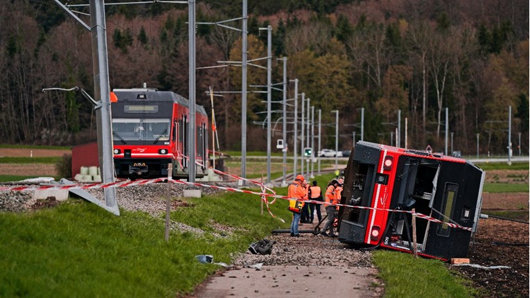 Dva vlaka izletjela s tračnica u Švicarskoj, više ozlijeđenih