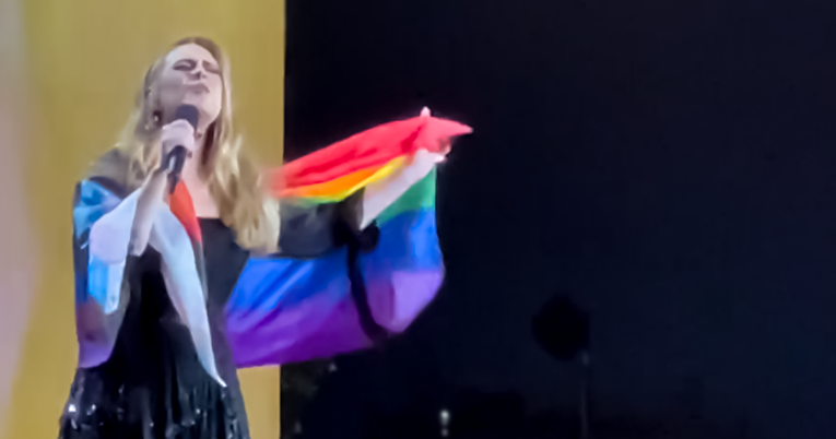 Adele podržala londonsku Povorku ponosa, nastupila ogrnuta zastavom duginih boja