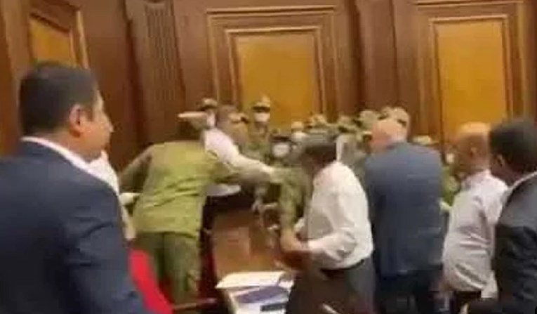 Potukli se zastupnici u armenskom parlamentu, bacali stvari jedni po drugima