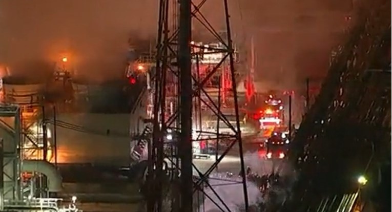 VIDEO Veliki požar u rafineriji u Teksasu, ozlijeđeno četvero ljudi