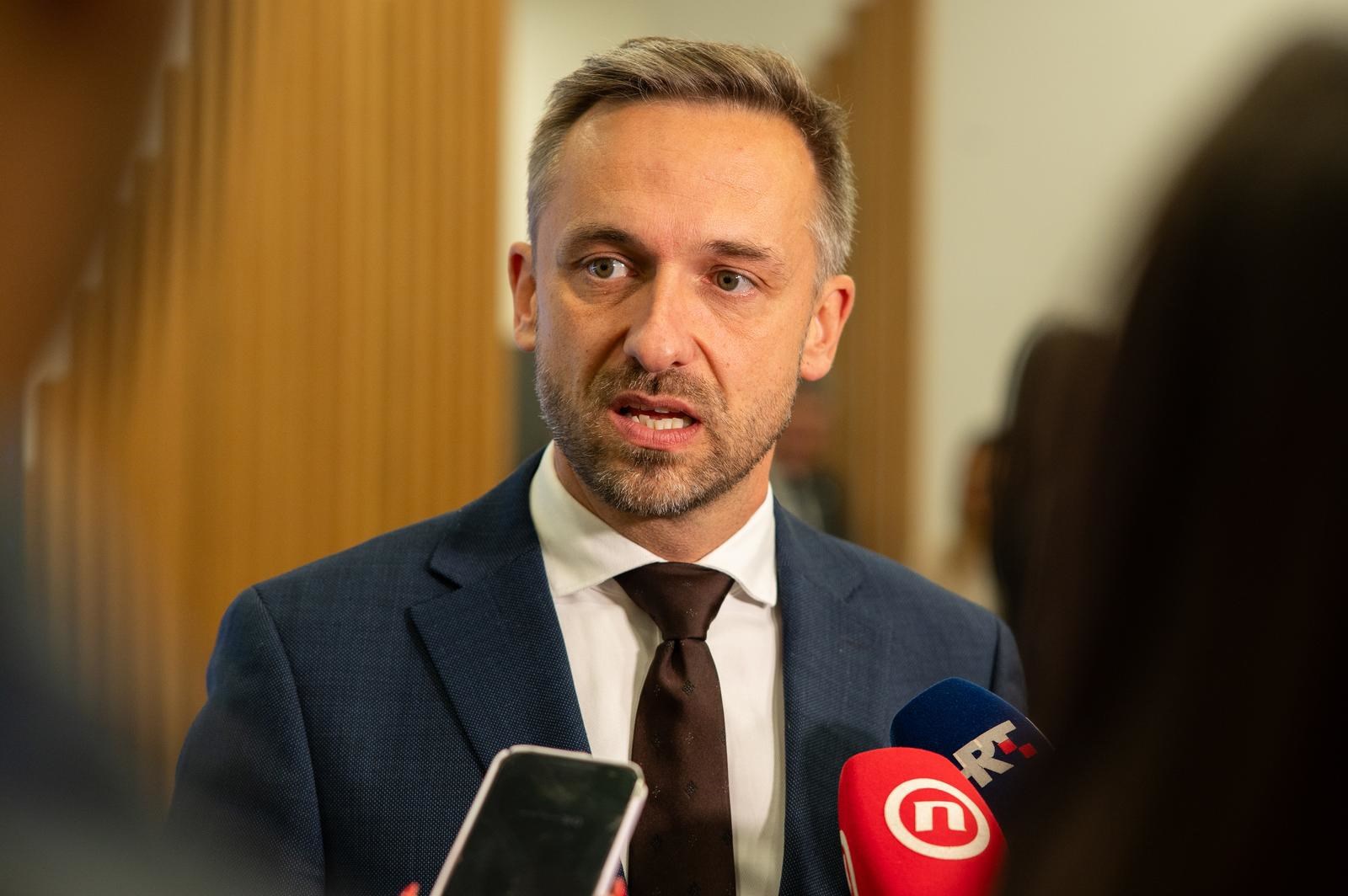 Ljudi prije umru nego što dođu do inkluzivnog dodatka. Ministar: Radi se na ubrzanju