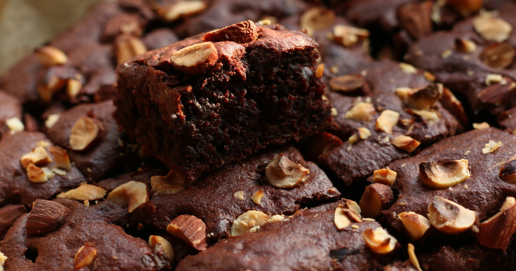 Čokoladni brownie s hrskavim lješnjacima desert je kojem je teško odoljeti
