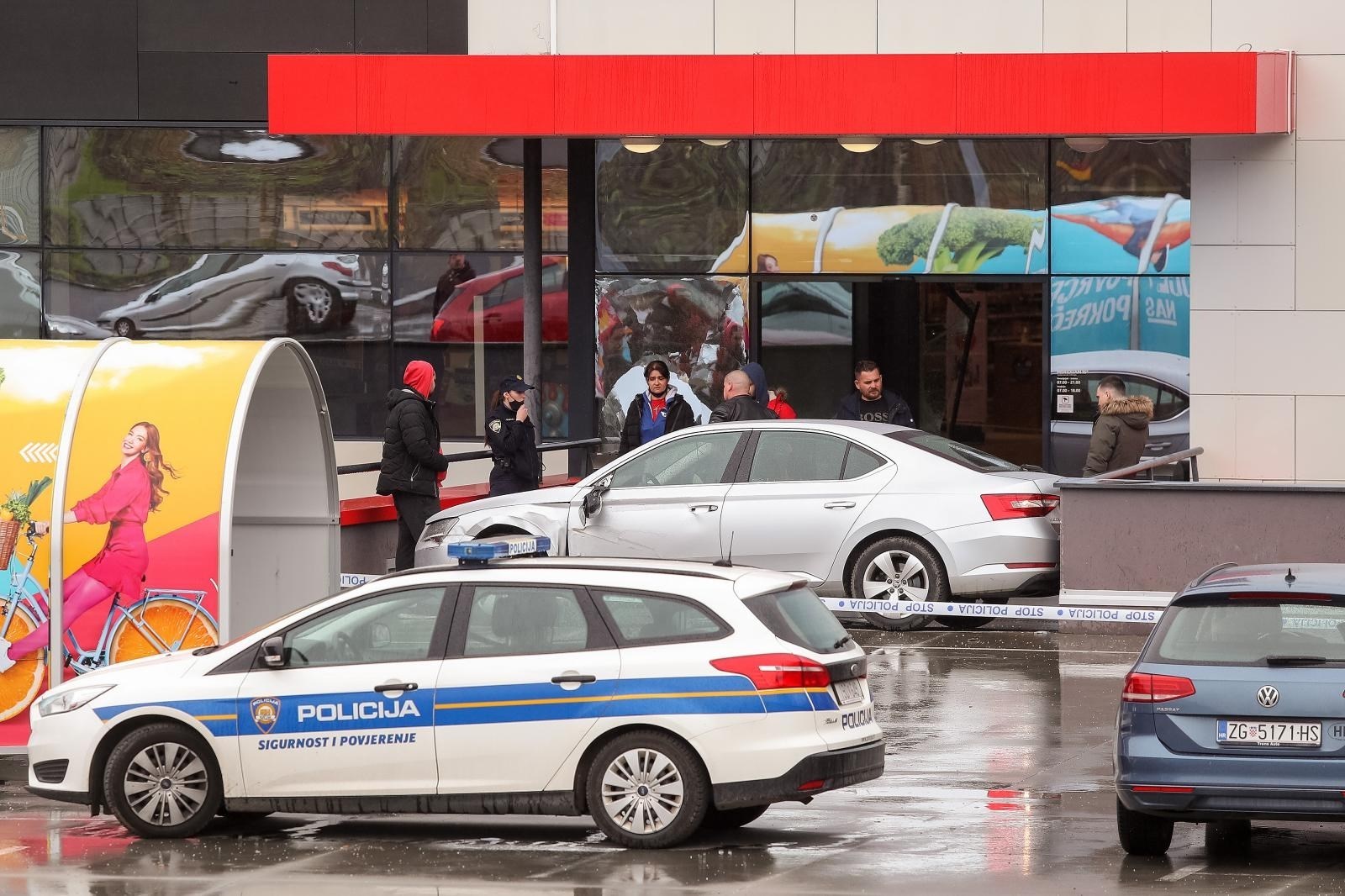 Detalji kaosa u Gračanima: Napao prodavača i suprugu i autom se zabio u šoping-centar