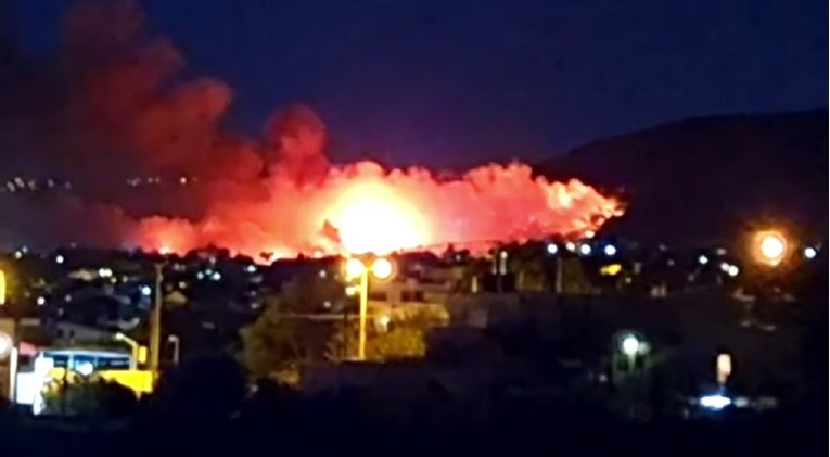 U ljetovalištu kod Atene izbio požar, stanovnici preventivno evakuirani