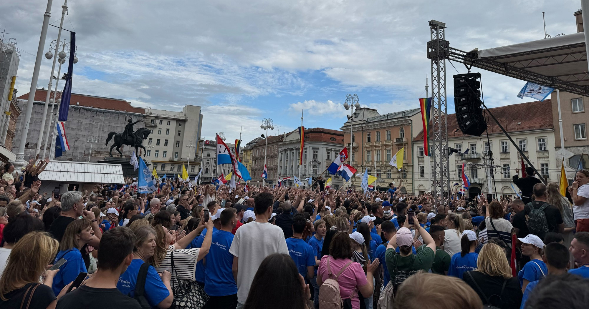 Tisuće mladih vjernika na Antunovskom hodu. Fratar: Bravo, vi idete kontra struje