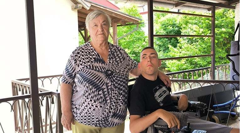 Baka Jele (75) brine se za unuka invalida (25). "Roditelji ne pomažu, sami se borimo"