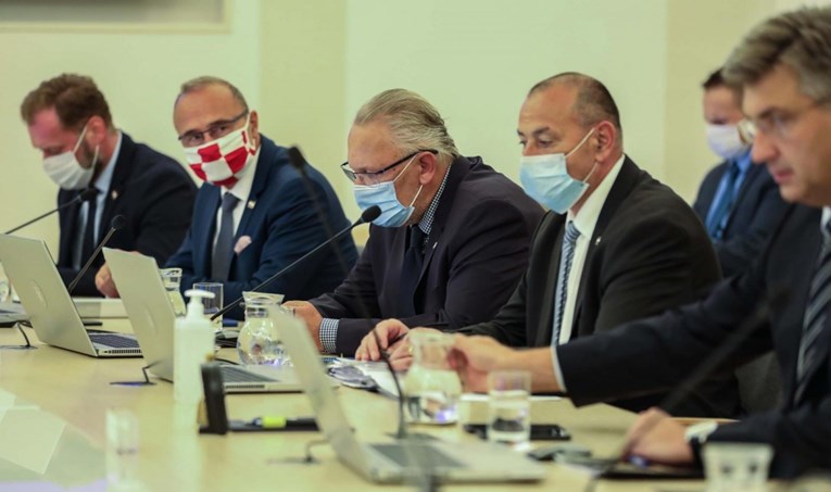 Moglo bi vas iznenaditi kakve su maske nosili Beroš i Radman na sjednici vlade