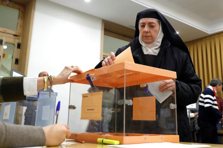 Španjolci počeli glasati na prijevremenim parlamentarnim izborima