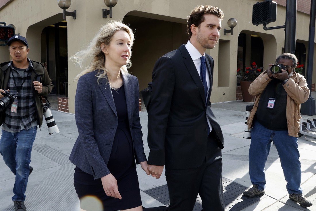 Partner Elizabeth Holmes u filmu snimljen gol pod tušem. Redatelj objasnio tu scenu