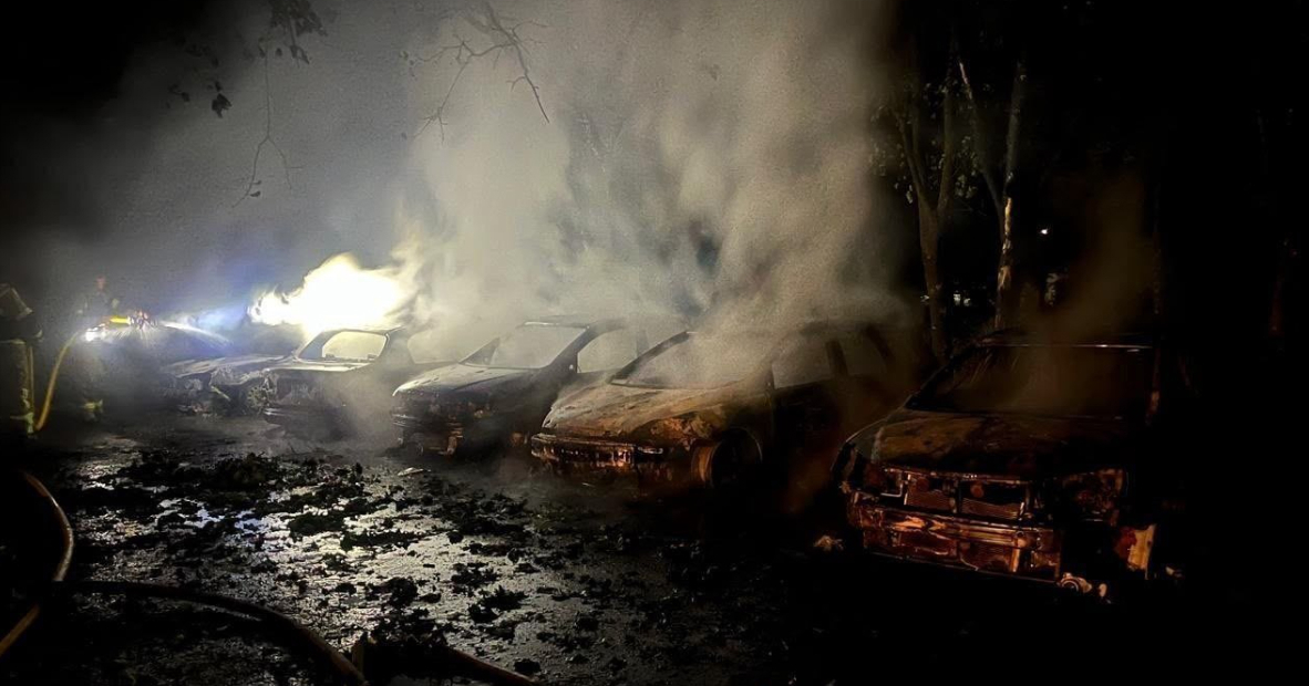 FOTO Rusija balističkim projektilima napala Kijev. Gore skladišta i auti