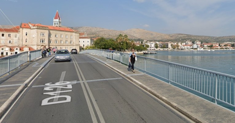 Teška prometna u Trogiru. Maloljetnica se bori za život, vozila je motor