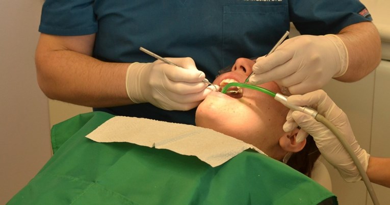 Stomatolog: Ove tri navike mnogima uništavaju zube, a toga nisu ni svjesni