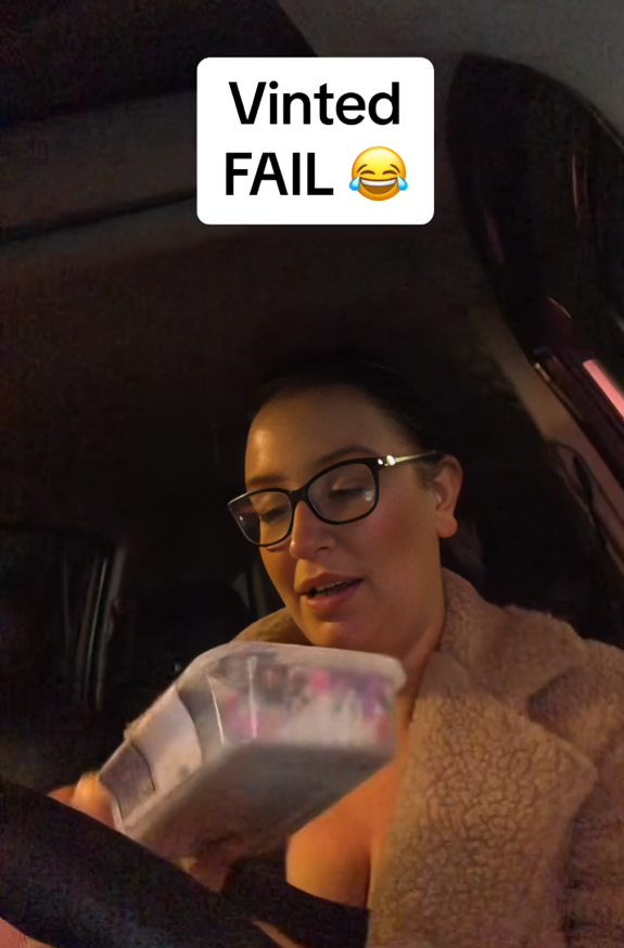 Naručila haljinu s Vinteda pa pokazala u čemu je stigla, ljudi umiru od smijeha