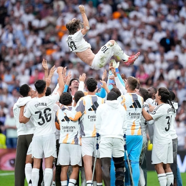 Pogledajte kako igrači Reala bacaju Modrića i Ancelottija u zrak