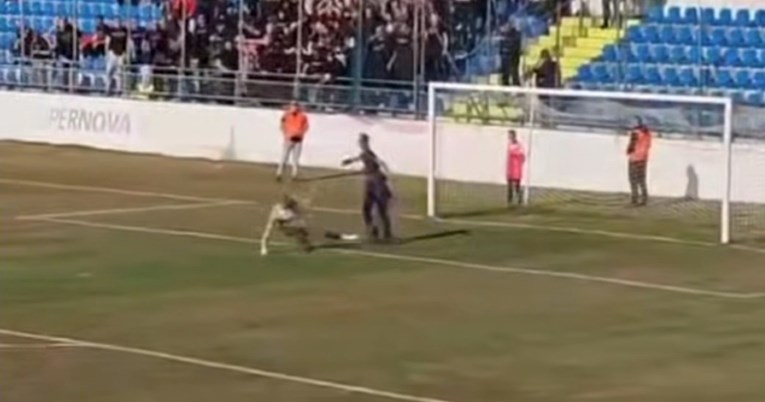 VIDEO Navijač upao u teren, srušio golmana Šibenika i tražio obračun s Funcutima
