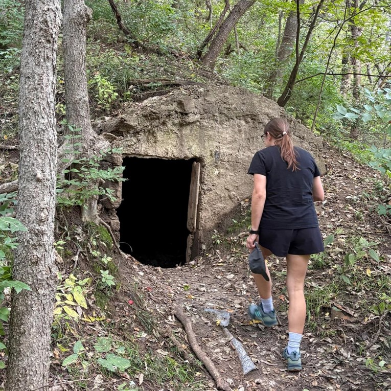 Planinari u šumi pronašli misterioznu građevinu, otkriveno o čemu se radi