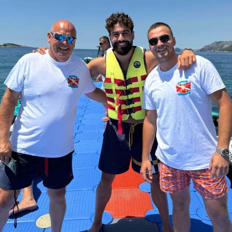 Joško Gvardiol posjetio centar za ronjenje u Cavtatu i fotografirao se s ekipom