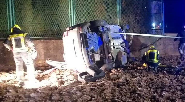 Sletio s ceste i dugo bio zarobljen u skršenom autu na velikoj hladnoći