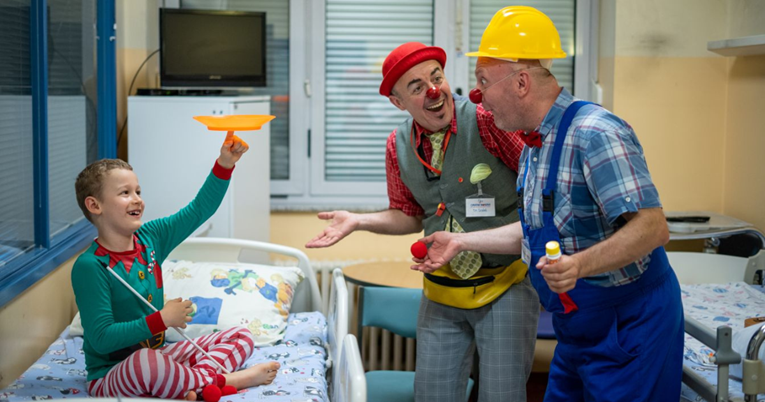 Klaunovi u bolnici nasmijavaju djecu i smanjuju im strah prije operacije