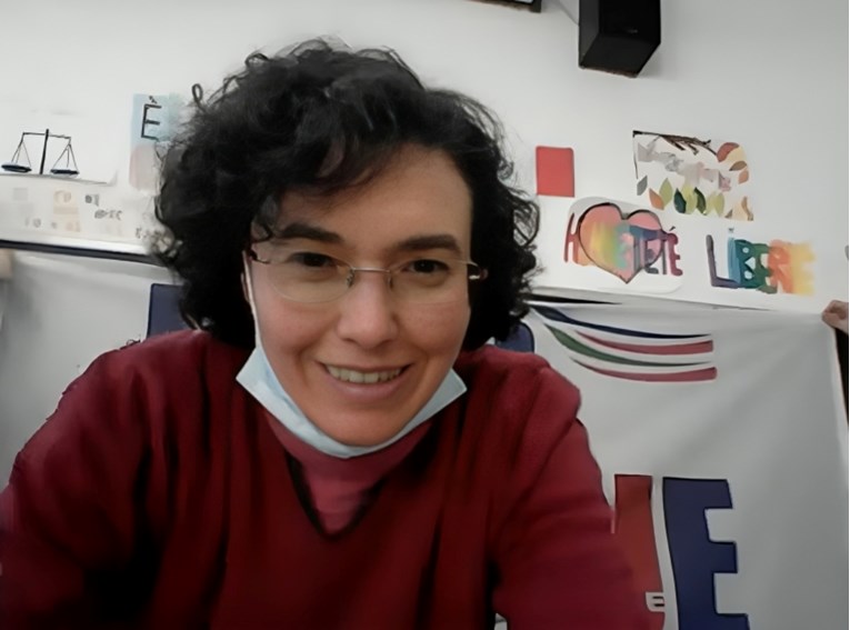 Učenik (13) u Italiji nožem izbo profesoricu, nosio majicu s natpisom "Osveta"