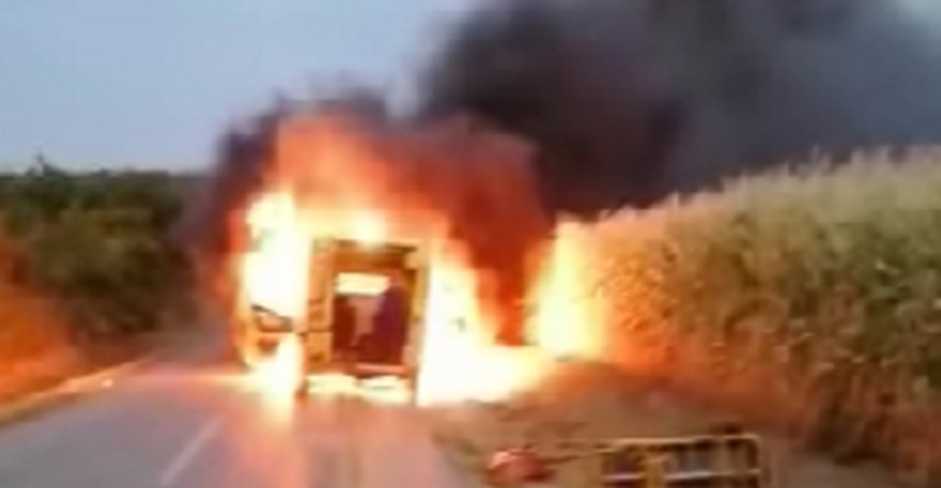 VIDEO Izgorjelo vozilo vukovarske Hitne, čule se eksplozije. Policija objavila uzrok