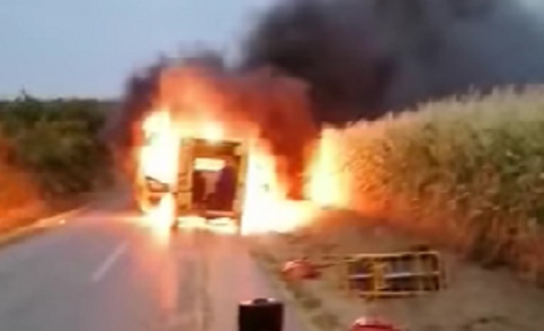 VIDEO Izgorjelo vozilo vukovarske Hitne, čule se eksplozije. Policija objavila uzrok