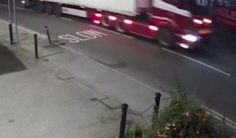 VIDEO Ovo je trenutak kad se kamion s 39 leševa dovezao na odredište