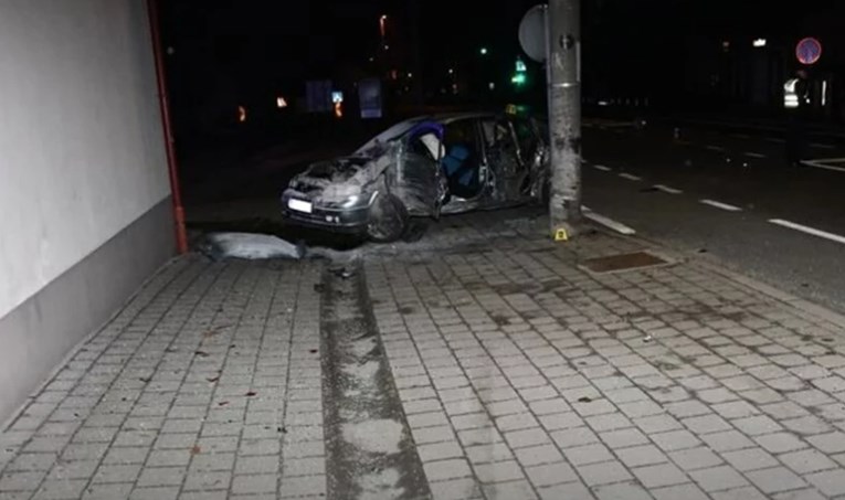 Mladić bez vozačke udario u auto pa se zabio u zid zgrade i stup. Bori se za život