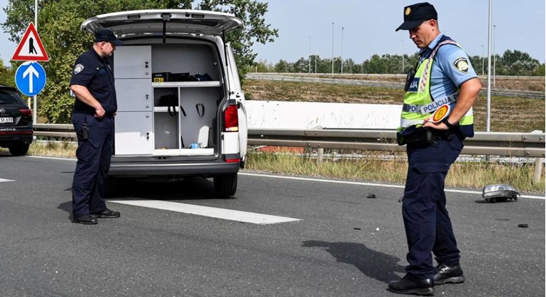 Slovenac vozio i razgovarao na mobitel, udario u zaustavljeni auto. Preminuo muškarac