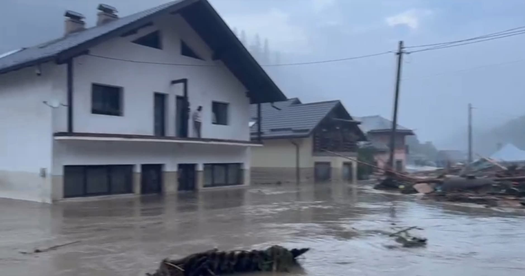 U velikim poplavama u Rumunjskoj poginulo najmanje troje ljudi, kuće odnijela voda