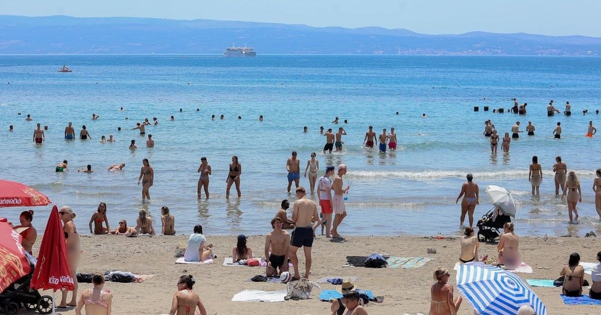FOTO Splitske bačvice su početkom srpnja prepune kupača