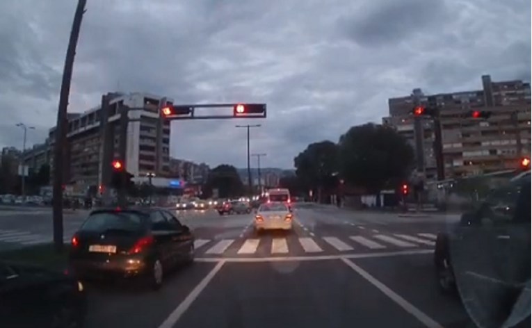 VIDEO Na splitskom raskrižju vozač krenuo za Hitnom kroz crveno