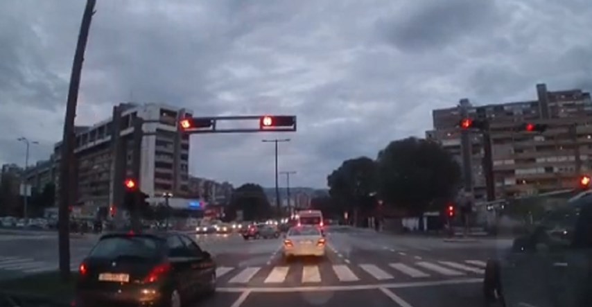 VIDEO Na splitskom raskrižju vozač krenuo za Hitnom kroz crveno
