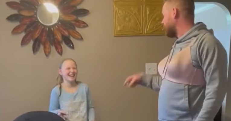 Tata u urnebesnom videu pokazao kćeri kako najlakše obući grudnjak