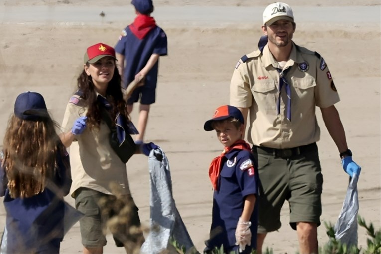 Mila Kunis i Ashton Kutcher dva sata skupljali smeće na plaži u Los Angelesu
