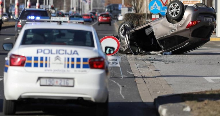 U Brelima se auto prevrnuo na krov, jedna osoba prevezena u bolnicu 